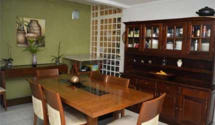 SOBRADO COM 200M2 SENDO 03 SUITES, COZINHA PLANEJADA, SALA AMPLA, LAVABO, EDÍCULA 02 VGS