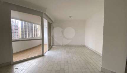 Apartamento à venda em Moema com 3 dormitórios e 2 vagas de garagem. Fora de rota de aviões!