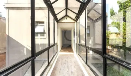CASA NO JARDIM EUROPA, C/ 4 VAGAS AMPLAS DE CARROS.