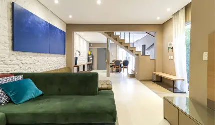 Sobrado à venda com 240m², 3 quartos, 1 suítes e 2 vagas