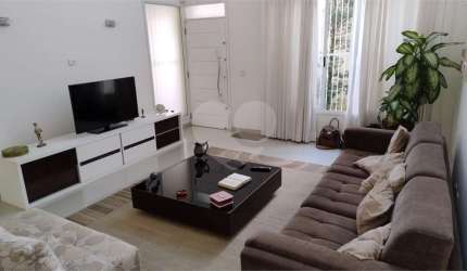 Linda Casa com 3 Dormitórios, 1 Suíte, Churrasqueira e Jardim, Vaga para 4 carros. Ótima localização