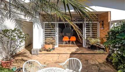 Casa térrea Pacaembu 360m2 de terreno e belo jardim !