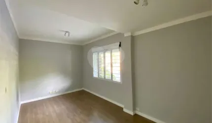 Apartamento no térreo com quintal no Jardim Europa.
