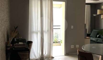 Excelente Cobertura Duplex com Planta ampla e bem distribuída em sala para dois ambientes. Reformada!