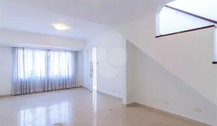 Sobrado charmoso de 113m2, living 2 ambientes, 2 suítes, 2 vagas, no Brooklin.