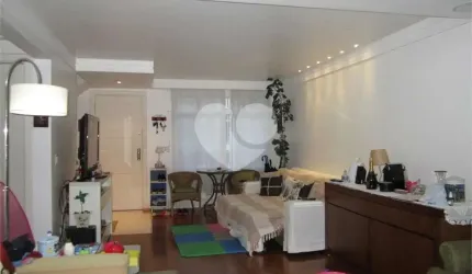 Linda casa de condomínio com portaria e segurança 24 horas.