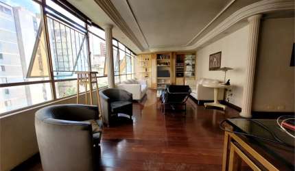 Apartamento Conservado em Rua Tranquila no Itaim Bibi