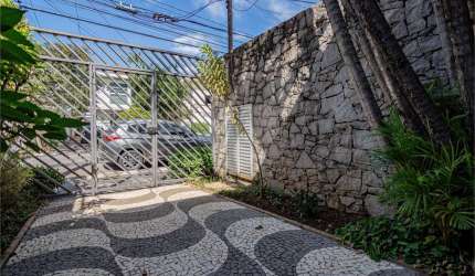 Excelente Casa no Planalto Paulista, assinado pelo arquiteto Mauricio Kogan. Com Piscina. Imperdível