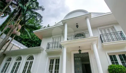 Residência no Jardim América, a 3 quadras do Club Paulistano, com 4 suítes e oito vagas, piscina