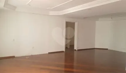Apartamento amplo na Rua Afonso de Freitas com 2 vagas de garagem