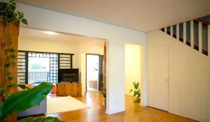Sobrado com 4 quartos sendo 2 suítes, sala ampla com cozinha integrada, área de lazer e jardim