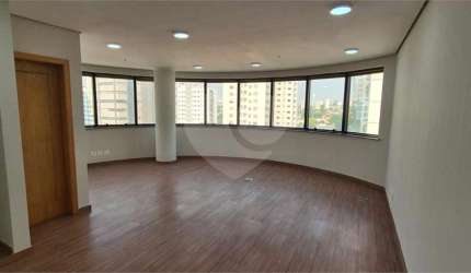 Salas comerciais (05) com total de 189m², com banheiros individuais e vagas, na Vereador José Diniz