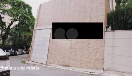 Localizado em Moema, este amplo espaço comercial para Locação oferece 800 m² com entrada em duas ruas! Único na Região!