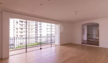 Apartamento amplo (273m2), com 4 dormitórios (2 suítes), 3 vagas, depósito e perto do Dante