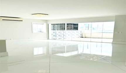 Excelente Cobertura Duplex totalmente reformada na Vila Nova Conceição Locação e Venda.