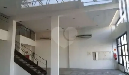 Loja com fachada para a Av. Brigadeiro Faria Lima