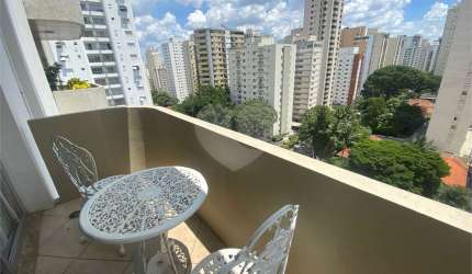 Apartamento reformado, com 120 m2, terraço, 3 quartos (1 suíte) e 2 vagas a venda em Moema