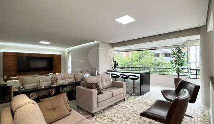 Ótimo apartamento com 162m², 3 suítes, 3 vagas, planta original com 4 dormitórios.