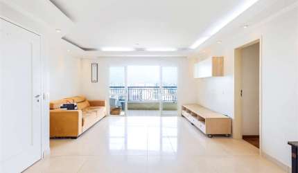 Apartamento em Moema, 3 dormitórios, 1 suíte, sala com varanda e 2 vagas em Condomínio valorizado