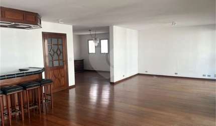 Apartamento com sala ampla, 3 dormitórios, 1 suíte, 3 vagas fixas no Jardim Paulista