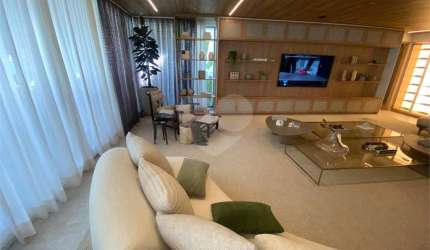 Apartamento com 220 m2, 3 suítes e 3 vagas a venda no melhor de Moema, perto do Ibirapuera