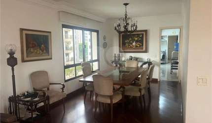 Apartamento de 220m² no Itaim Bibi com 3 suítes, living para 3 ambientes com varanda, 3 vagas na garagem