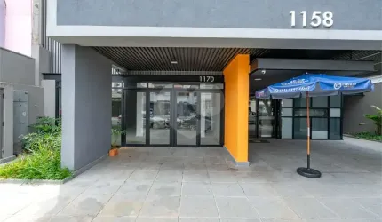 Loja de rua para venda na Rua Fradique Coutinho com 200m²