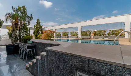 Cobertura reformada, com 630m² de área útil, 3 suítes e 6 vagas de garagem