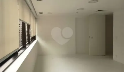 Sala comercial para locação com 140m², 3 vagas de garagem, no Itaim Bibi.