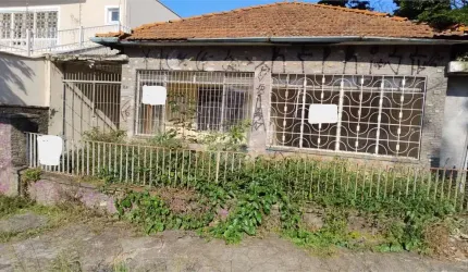 Casa térrea com terreno amplo. Localização privilegiada no Jardim da Saúde.