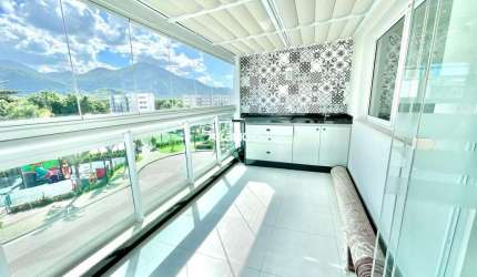Luxuosa Cobertura Reformada no Condomínio Barra Village Prime com Varanda Gourmet Fechada em Cortina de Vidro