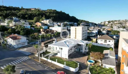 Casa em Área Central com 700m2 e 1600m2 de Terreno em Flores da Cunha