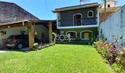 Sobrado à venda com 03 suítes, amplo quintal, garagem para 03 carros, aceita financiamento, bairro