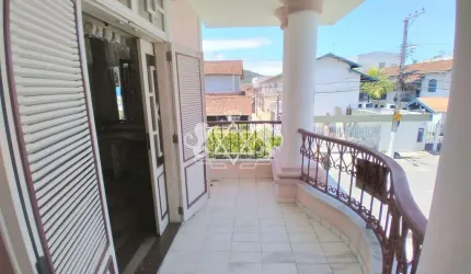 Sobrado à venda no Centro de Caraguatatuba no Litoral Norte de São Paulo.