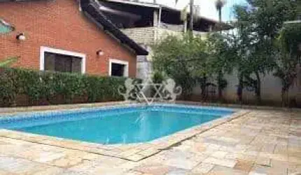 Linda Casa à venda, 630m² área total, 200 metros da Praia das Palmeiras, 04 suítes, piscina, aceita