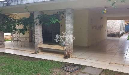 Belíssima Casa com 3 dormitórios, amplo quintal gramado, piscina e salão de festas, à venda no Suma
