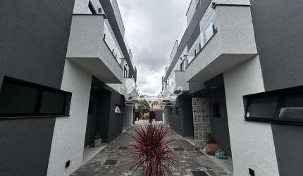Sobrado tipo Triplex no bairro Capricórnio I distante 300 metros da praia