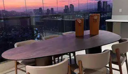 APARTAMENTO 4 DORMITÓRIOS (344m²), 4 SUÍTES, DECORADO E MOBILIADO, VARANDA, 4 VAGAS. NO CENTRO DE ALPHAVILLE