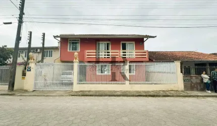 Casa à Venda ou Locação em Ubatuba, São Francisco do Sul - 4 Dormitórios, Suíte, 3 Vagas