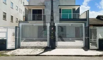 Sobrado geminado no Jardim Sofia: 3 quartos, piscina, churrasqueira e 4 vagas de garagem! Uma oportunidade única em Joinville-SC!