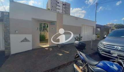 Casa com 3 quartos para alugar no Conjunto Segismundo Pereira, Uberlândia  por R$ 4.700