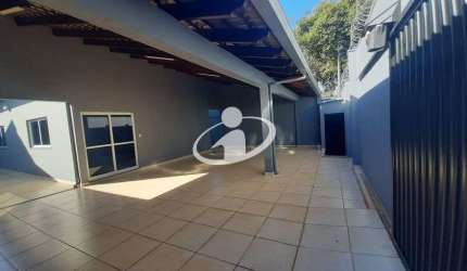 Casa com 2 quartos para alugar na Cidade Jardim, Uberlândia  por R$ 2.800