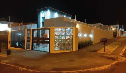 Casa à venda em Maringá, Jardim Campos, com 3 quartos, com 193 m²