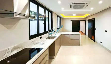Casa à venda em Maringá, Zona 02, com 4 quartos, com 200 m²