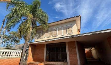 Casa ampla, tipo sobrado, com 4 dormitórios (uma suíte), no coração do bairro São Dimas