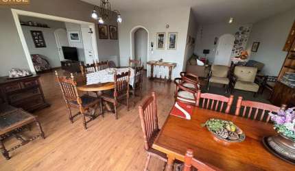 Apartamento amplo, andar alto, sol da manhã, com linda vista panorâmica. Bairro Centro