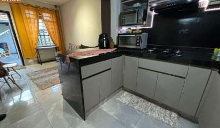 Casa compacta, charmosa, reformada, com espaços modernos e excelente localização.