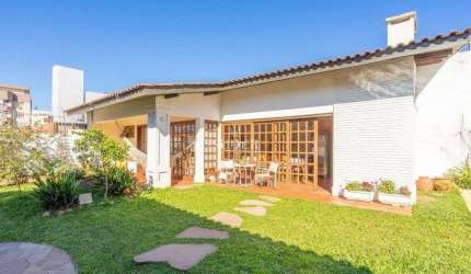 Casa com 3 quartos à venda na Rua Matias José Bins, 847, Três Figueiras, Porto Alegre por R$ 1.990.000