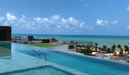 Mobiliado em Tambaú | 2Q com suíte a poucos passos da praia e do letreiro “EU ❤️ JAMPA'