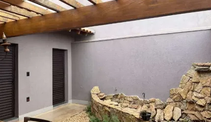 Casa rústica com 04 suítes no Condomínio Mário Franco